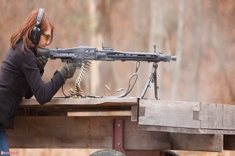 MG 42 có tầm bắn hiệu quả lên tới 700 m. Một kíp xạ thủ có thể thay nòng của nó trong tích tắc. Nhiều sử gia quân sự cho rằng MG 42 là khẩu súng máy đa năng tốt nhất từng được chế tạo. Một số biến thể có tốc độ bắn lên tới 1.800 phát/phút, gấp gần hai lần so với các súng tự động của mọi quân đội ở thời điểm đó.