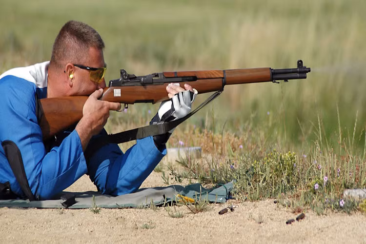 M1 Garand là súng trường bán tự động đầu tiên trên thế giới trang bị cho cấp tiểu đội bộ binh, sử dụng đạn cỡ 7,62x63 mm với hộp tiếp đạn 8 viên lắp ở phía trên thân súng. Khi hết đạn, hộp tiếp đạn tự động bị hất ra. M1 Garand sử dụng hệ thống trích khí dài tương tự súng AK của Liên Xô sau này.