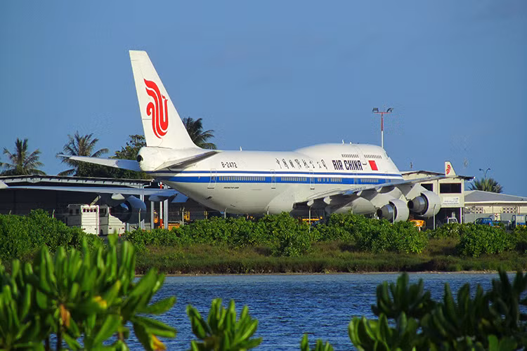Dựa theo thông tin có được hiện tại, chiếc chuyên cơ Boeing 747 của hãng hàng không Trung Quốc Air China mang số hiệu B-2447 chở ông Kim Jong-un đến Singapore là một trong hai chuyên cơ thường xuyên được Chủ tịch Trung Quốc Tập Cận Bình sử dụng. Nguồn ảnh: Asia Times.