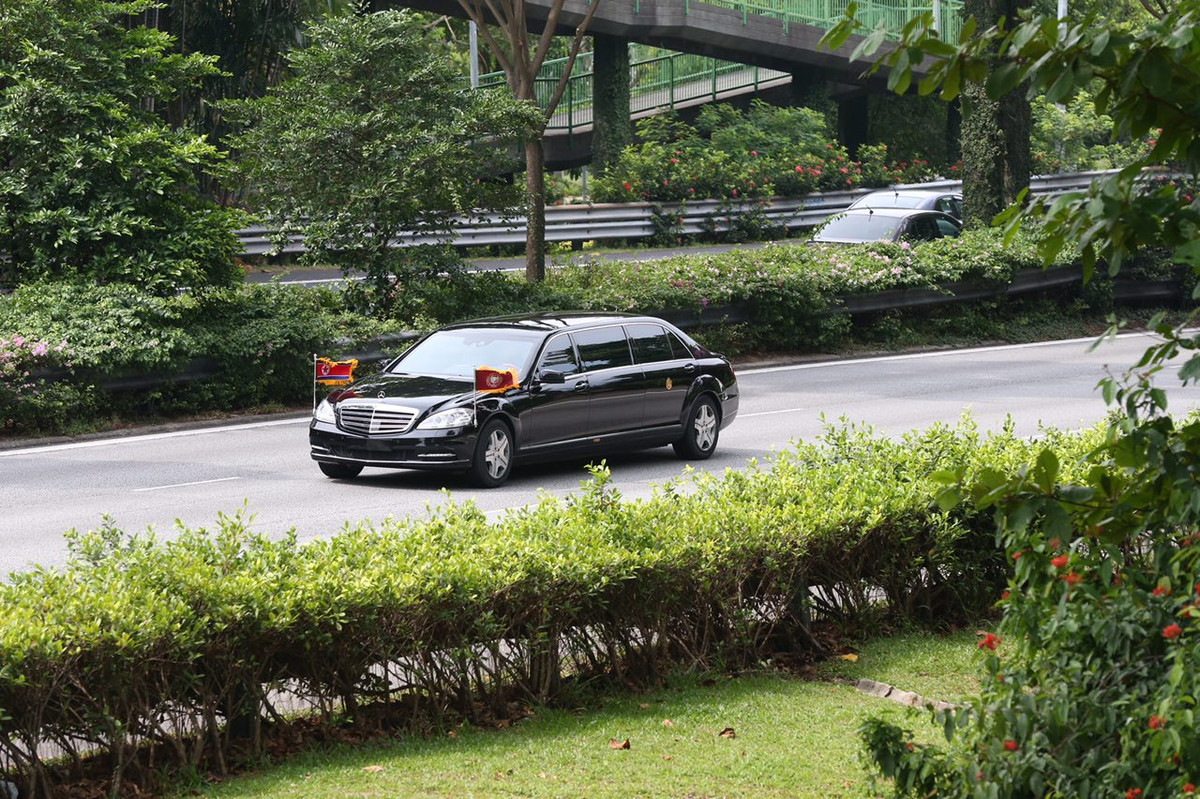 Thậm chí hai chiếc Mercedes-Benz S600 “Pullman Guard”, phương tiện đi lại chính của nhà lãnh đạo Triều Tiên cũng được Bình Nhưỡng mang đến Singapore. Nguồn ảnh: Straits Times.
