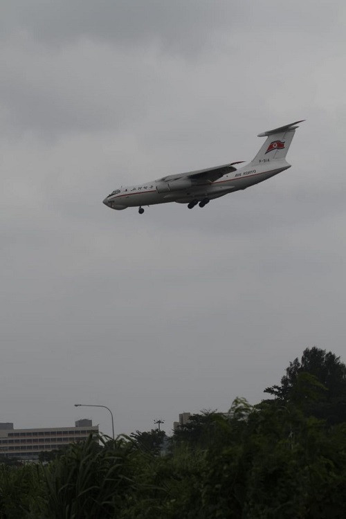 Trước đó vào lúc 12h40 (theo giờ địa phương), một chiếc chuyên cơ khác của Triều Tiên cũng đã hạ cánh xuống sân bay quốc tế Changi là IL-76 vốn được nhà lãnh đạo Triều Tiên sử dụng trong các chuyến công du trong nước. Rất có thể đây chính phương tiện vận chuyển hai chiếc S600 “Pullman Guard” đến Singapore. Nguồn ảnh: Straits Times.