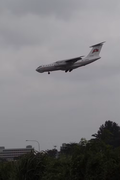 Trước đó vào lúc 12h40 (theo giờ địa phương), một chiếc chuyên cơ khác của Triều Tiên cũng đã hạ cánh xuống sân bay quốc tế Changi là IL-76 vốn được nhà lãnh đạo Triều Tiên sử dụng trong các chuyến công du trong nước. Rất có thể đây chính phương tiện vận chuyển hai chiếc S600 “Pullman Guard” đến Singapore. Nguồn ảnh: Straits Times.