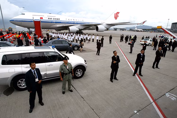 Trước mỗi chuyến công du chiếc Boeing 747 của Air China sẽ được cải biên lại để phù hợp cho nhiệm vụ chuyên cơ với các tiện nghi không hề thua kém “Không lực Một” của Tổng thống Mỹ. Nguồn ảnh: Asia Times.