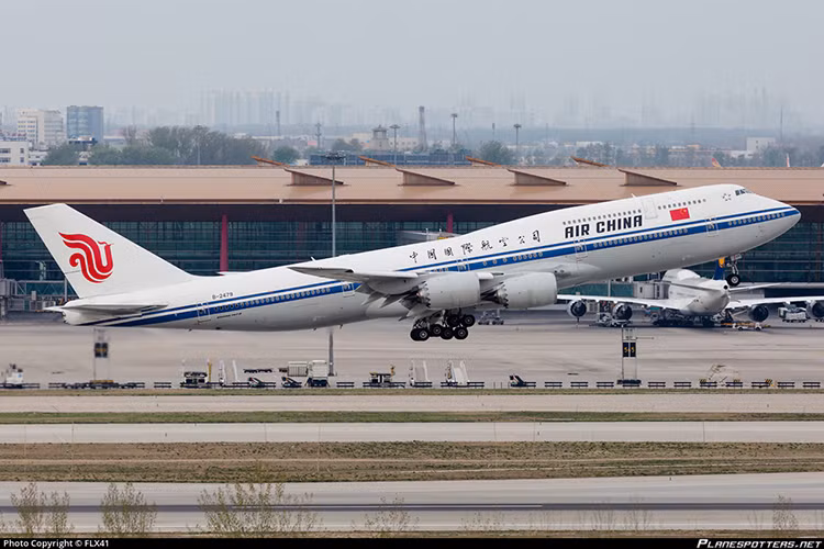 Với các tính năng kể trên, việc Triều Tiên lựa chọn chuyên cơ Boeing 747 cho Chủ tịch Kim Jong-un trong chuyến công du lần này là điều khá hợp lý, không chỉ bảo vệ được cho an toàn của nhà lãnh đạo Triều Tiên mà còn cho phép ông thực hiện các hành động khẩn cấp trên không khi cần thiết. Thậm chí có nguồn tin cho thấy các chiến đấu cơ Trung Quốc còn bảo vệ chuyên cơ Boeing 747 cho Chủ tịch Kim Jong-un trong suốt hành trình tới Singapore. Nguồn ảnh: Asia Times.