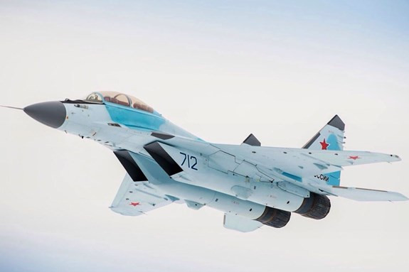 Xét về thông số kỹ thuật, MiG-35 hoàn toàn vượt trội so với đối thủ cùng loại trên thế giới – tiêm kích F-16C Block 50/52 của Mỹ. Tiêm kích MiG-35 có tốc độ tối đa 2.560 km/giờ còn F-16 là 2.120 km/giờ, trần bay của MiG-35 là 17.500 m còn F-16 là 15.200m, tải trọng cất cánh tối đa của MiG-35 là 29,7 tấn còn F-16 là 21,7 tấn.