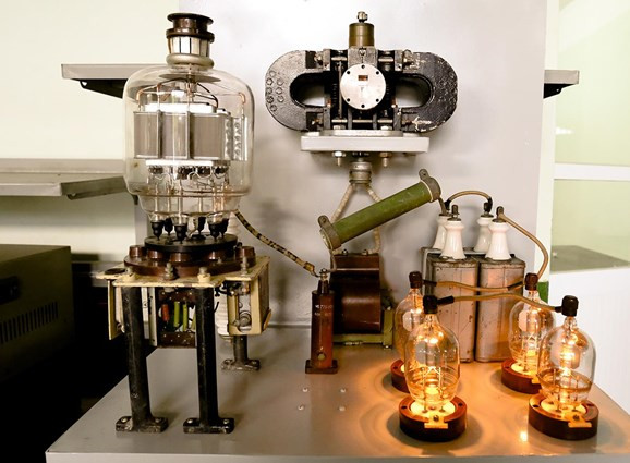 Mô hình ra-đa trên tàu chiến đấu hải quân được trưng bày tại Phòng truyền thống Nhà máy X56.