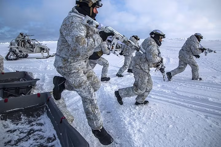 Tác chiến tại vùng Bắc cực, đặc nhiệm Nga dùng ngụy trang màu bạc và xe Chaborz M-3 để di chuyển trên mặt băng.
