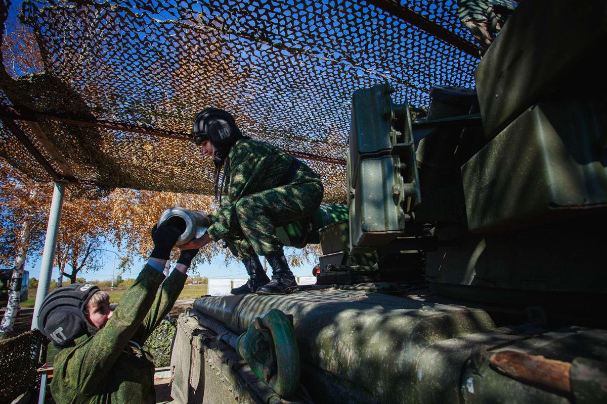 Nhiệm vụ của một kíp chiến đấu xe tăng toàn nữ giới không hề khác biệt so với nam giới và họ phải thực hiện đầy đủ các yêu cầu kỹ năng dành cho một lính xe tăng kể cả việc vác đạn pháo lên xe như thế này. Nguồn ảnh: tipolog.