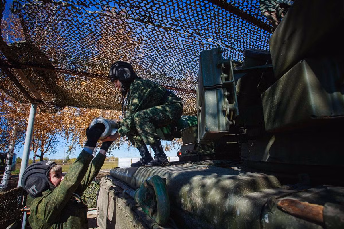 Nhiệm vụ của một kíp chiến đấu xe tăng toàn nữ giới không hề khác biệt so với nam giới và họ phải thực hiện đầy đủ các yêu cầu kỹ năng dành cho một lính xe tăng kể cả việc vác đạn pháo lên xe như thế này. Nguồn ảnh: tipolog.