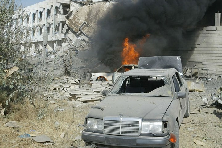 Hiện trường một vụ đánh bom bằng ô tô tại trụ sở Liên Hợp Quốc ở Baghdad, Iraq, vào ngày 19/3/2003, làm nhiều người thương vong (ảnh: Reuters).