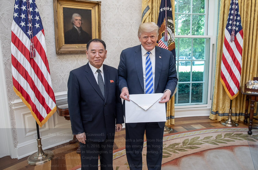 Tổng thống Trump cười tươi khi cầm trên tay bức thư được trao bởi trùm tình báo Triều Tiên ngày 1/6. Ảnh: Nhà Trắng.