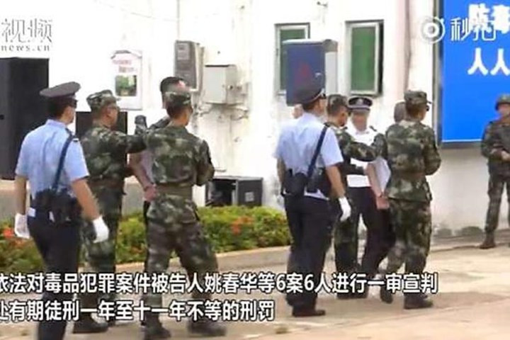 Sau khi đã tuyên án cho người dân nghe, cơ quan chức năng Trung Quốc dẫn 2 tử tù đi.