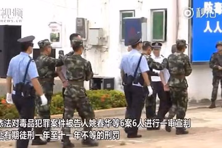 Sau khi đã tuyên án cho người dân nghe, cơ quan chức năng Trung Quốc dẫn 2 tử tù đi.