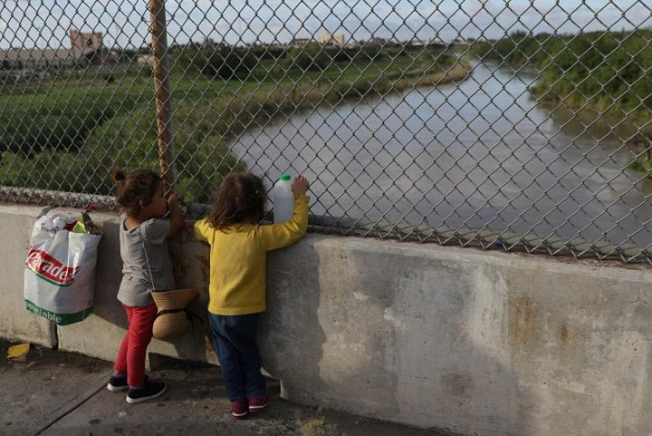 Những đứa trẻ này chẳng biết làm gì khác ngoài việc đứng trên cầu "ngắm cảnh" khi theo cha mẹ tìm cách nhập cư vào Mỹ. Ban ngày thì "dãi nắng"...