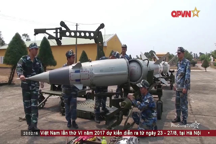 Tên lửa phòng không S-75 Dvina do Liên Xô chế tạo và viện trợ cho các nước Xã hội Chủ nghĩa trong đó có cả Việt Nam trong Kháng chiến chống Mỹ cứu nước. Loại tên lửa này có tầm bắn tối đa lên tới 25.000 mét. Trong ảnh là khoang chứa đầu đạn và cụm dẫn bắn của đạn tên lửa V-750. Nguồn ảnh: QPVN.