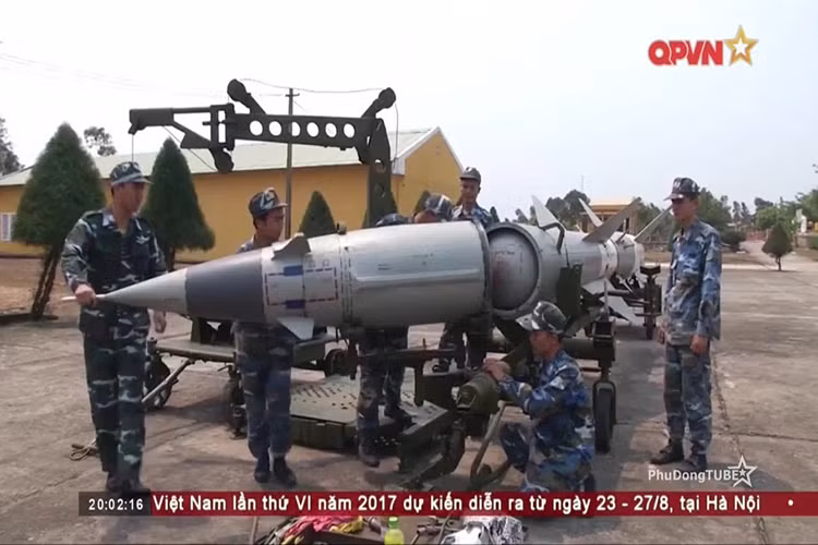 Tên lửa phòng không S-75 Dvina do Liên Xô chế tạo và viện trợ cho các nước Xã hội Chủ nghĩa trong đó có cả Việt Nam trong Kháng chiến chống Mỹ cứu nước. Loại tên lửa này có tầm bắn tối đa lên tới 25.000 mét. Trong ảnh là khoang chứa đầu đạn và cụm dẫn bắn của đạn tên lửa V-750. Nguồn ảnh: QPVN.