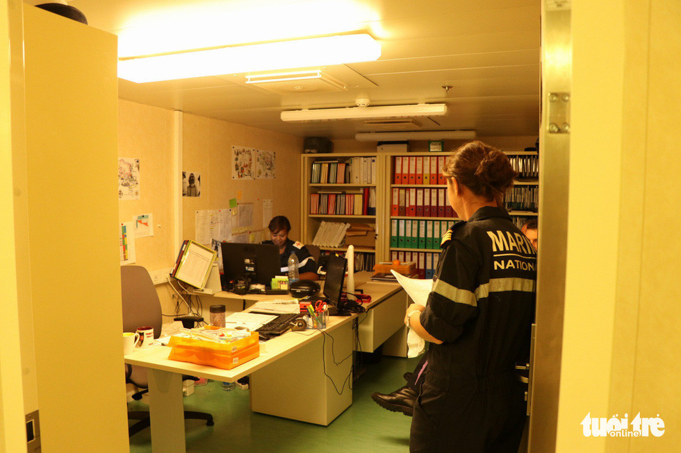 Một phòng làm việc trên tàu Dixmude. Ảnh: Duy Linh.