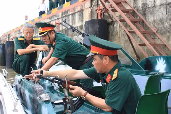 Lãnh đạo Quân khu 9 kiểm tra xuồng CQ 1295.