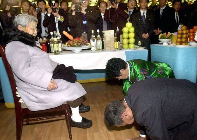 Giới truyền thông Triều Tiên hôm nay, 23/6, đưa tin nước này đã kí thỏa thuận với Hàn Quốc để tổ chức đoàn tụ cho các gia đình bị chia cắt bởi chiến tranh liên Triều 1950 – 1953. Trong ảnh, bà Yu Du Hee (ở Hàn Quốc) nhận được một lạy từ con trai sống ở Triều Tiên Shin Dong-Gil và con dâu tại buổi lễ mừng sinh nhật lần thứ 99 trong khuôn khổ cuộc đoàn tụ tháng 12/2000 ở Bình Nhưỡng (Triều Tiên). Ảnh: AFP