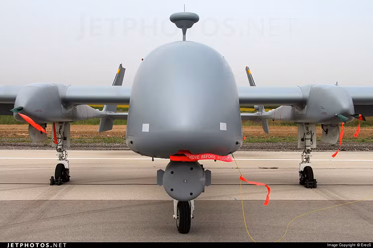 Heron TP được trang bị hệ thống dẫn đường bằng vệ tinh và quán tính cho phép máy bay có thể truyền dữ liệu từ các cảm biến của nó về trung tâm điều khiển kể cả khi hoạt động ở độ cao tương đối thấp. Nguồn ảnh: Nguồn ảnh: israeldefense.