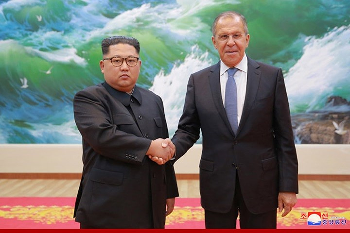Hôm 31/5, nhà lãnh đạo Triều Tiên Kim Jong-un (trái) đã tiếp đón Ngoại trưởng Nga Sergei Lavrov trong chuyến thăm Triều Tiên.