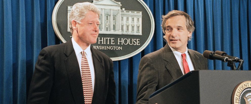 Tổng thống Mỹ Bill Clinton và Trợ lý Ngoại trưởng Robert Gallucci trong một cuộc họp báo tại Nhà Trắng trong năm 1994. Ảnh: abc News.