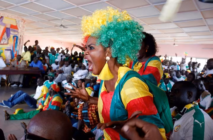 Cổ động viên Senegal gào thét trước màn hình lớn trong trận đấu bảng H, Nhật Bản - Senegal.