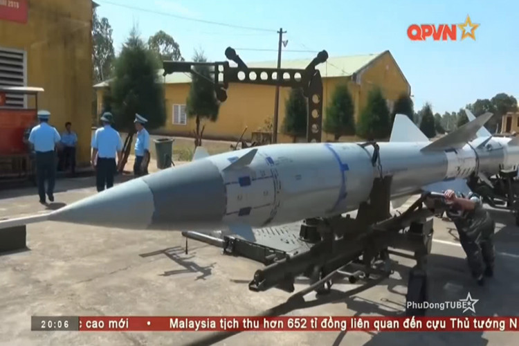 Đạn tên lửa V-750 của tổ hợp S-75 sau khi được lắp ráp hoàn chỉnh sẵn sàng đưa lên bệ phóng. Nguồn ảnh: QPVN.