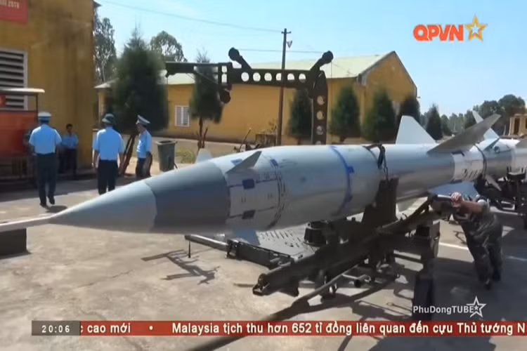 Đạn tên lửa V-750 của tổ hợp S-75 sau khi được lắp ráp hoàn chỉnh sẵn sàng đưa lên bệ phóng. Nguồn ảnh: QPVN.