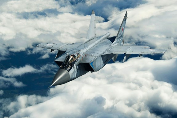 Theo số liệu năm 2017, VKS đang có trong tay khoảng 3.800 máy bay các loại, 1.400 trực thăng vận tải, tấn công và đa nhiệm. Dẫn đầu trong danh sách 10 máy bay nhanh nhất của Không quân Nga là tiêm kích- đánh chặn tầm xa trong mọi điều kiện thời tiết MiG-31, có thể đạt tốc độ tối đa 1.500km/giờ ở tầm thấp và 3.400 km/giờ ở độ cao lớn.