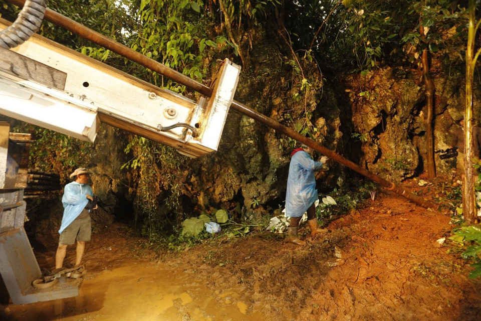 Lực lượng cứu hộ khoan vào vách hang động với nhằm tháo nước và giúp đội cứu hộ tiếp cận bên trong. Ảnh: The Nation.