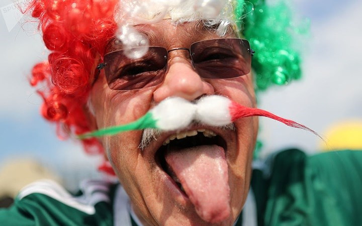 Cổ động viên Mexico với bộ ria giả 3 màu giống quốc kỳ nước này.