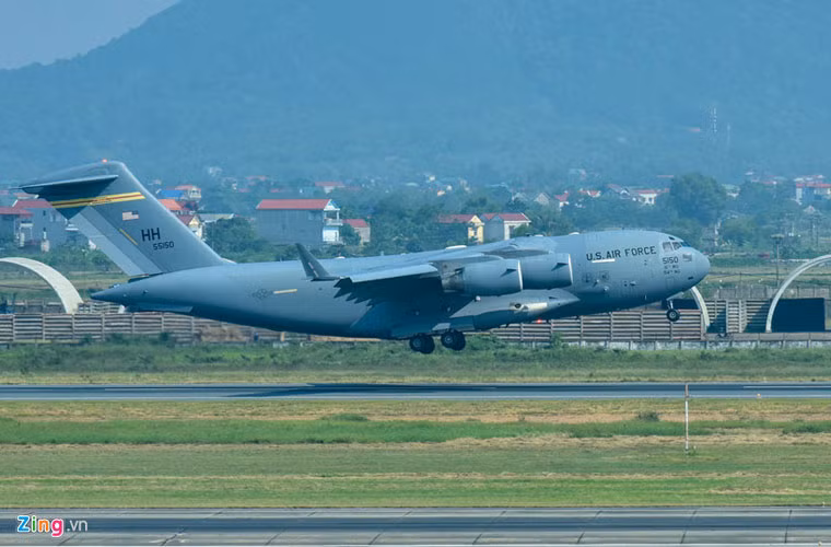 Theo Zing.vn, 10 ngày trước chuyến thăm Việt Nam của Tổng thống Donald Trump, sáng 30/10, máy bay vận tải C-17 của Mỹ đã đến sân bay Nội Bài (Hà Nội). Chiếc siêu vận tải cơ C-17 đáp xuống sân bay Nội Bài lúc 9h45 ngày 30/10. Nguồn ảnh: Zing
