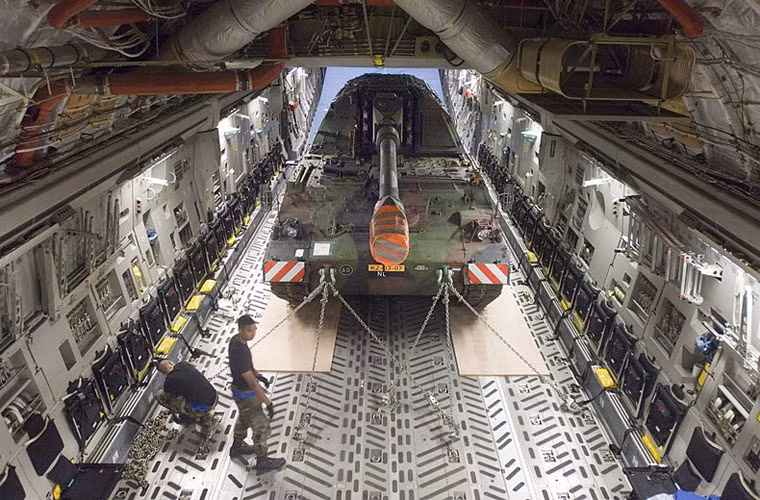 Tối đa một xe tăng hoặc một pháo tự hành hoặc 3 xe thiết giáp Stryker hoặc 6 xe thiết giáp hạng nhẹ M1117. Nguồn ảnh: Wikipedia