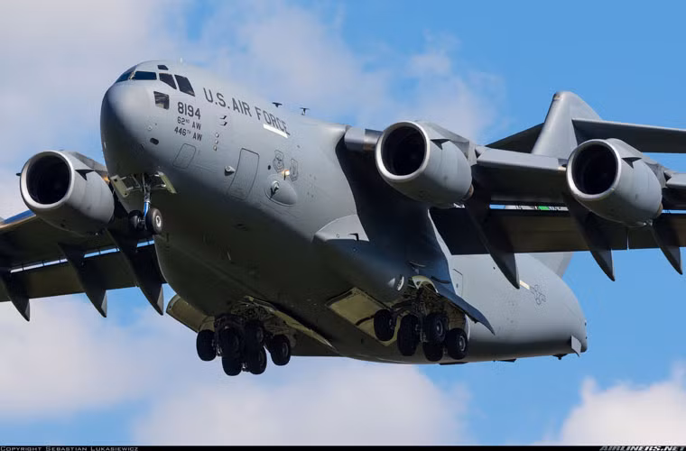 Để nâng cả con quái vật này lên trời, người ta đã trang bị cho siêu cơ C-17 bốn động cơ turbofan F117-PW-100 có lực đẩy tới 180kN mỗi chiếc cho tốc độ bay hành trình 829km/h. Nguồn ảnh: Airlines.net