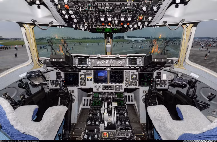 To lớn, khổng lồ là vậy nhưng phi hành đoàn một chiếc C-17 tối đa chỉ có 3 người (2 phi công và một kỹ thuật viên cấp cao). Trong khi đó, dòng máy bay vận tải Il-76 (Nga) được đánh giá là gần tương đương với C-17 cần tới phi hành đoàn đến 5 người. Trong ảnh, buồng lái rất hiện đại của C-17, hai phi công thậm chí trang bị cả màn hình HUD trước mặt – khí tài thường chủ yếu có trên máy bay chiến đấu. Nguồn ảnh: Airlines.net