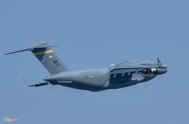 Thông thường để phục vụ chuyến công du của tổng thống Mỹ đến một quốc gia nào đó, công tác vận chuyển trang thiết bị diễn ra trước khoảng 10 ngày, với khoảng 50 lượt bay. Trong chuyến công du châu Á tới đây, Tổng thống Donald Trump sẽ dự diễn đàn APEC tại Đà Nẵng vào ngày 10/11, thăm chính thức Việt Nam tại Hà Nội và có các cuộc gặp gỡ, hội đàm với nhiều lãnh đạo cấp cao ở thủ đô vào ngày 11/11. Nguồn ảnh: Zing