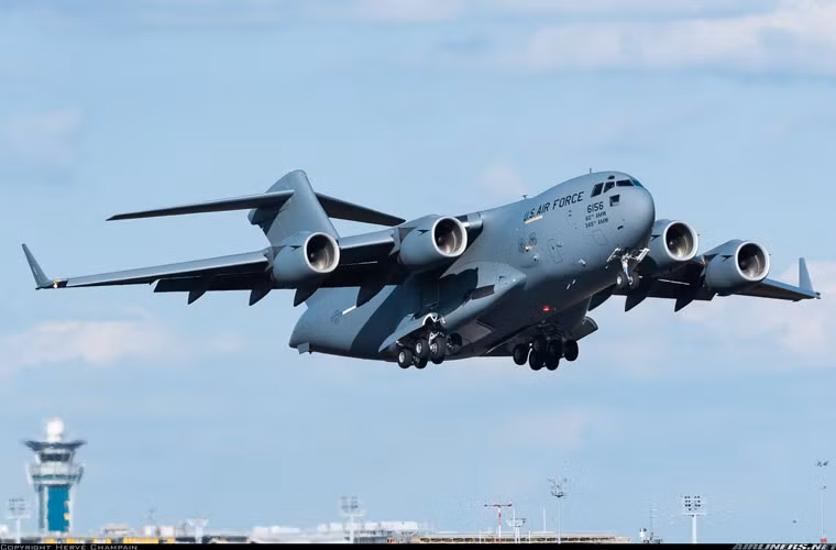 Do đó, có thể xem như C-17 Globemaster III là máy bay vận tải chủ lực của Không quân Mỹ hiện nay và trong tương lai 20-30 năm nữa. Trong tổng số 279 chiếc được chế tạo từ 1991-2015, Không quân Mỹ sở hữu tới 213 chiếc. Ngoài các nhiệm vụ quân sự, C-17 cũng thường xuyên được sử dụng để chở trang thiết bị gồm cả các siêu xe, siêu trực thăng chở Tổng thống Mỹ trong các chuyến công du nước ngoài. Nguồn ảnh: Airlines.net