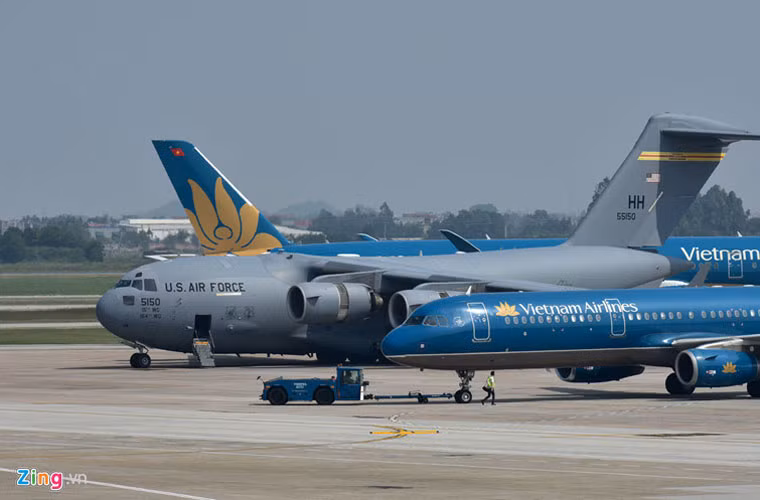 Sau khi lăn vào sân đỗ gần khu vực cảng hàng hoá nhà ga hàng không, chiếc C-17 của không lực Mỹ nằm tại đây khoảng 2 giờ trước khi rời đi. Nguồn ảnh: Zing