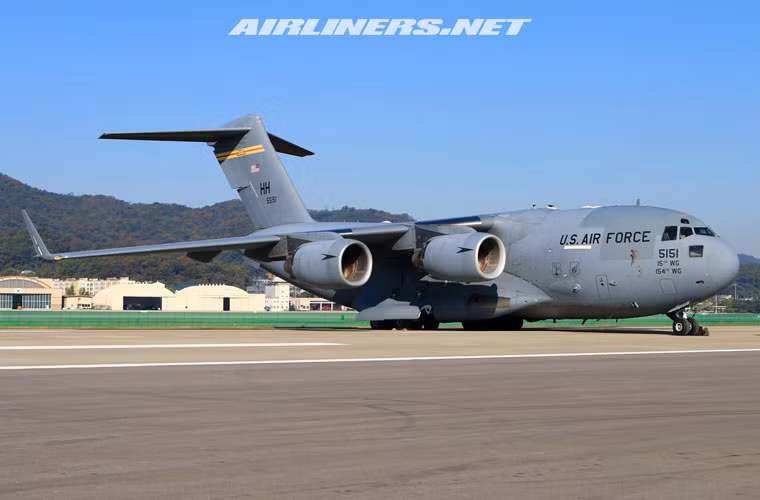 Tuy không phải là máy bay vận tải lớn nhất của Không quân Mỹ, thế nhưng C-17 Globemaster III có thể xem là máy bay vận tải cỡ lớn chủ lực của Mỹ trong hoạt động không vận khắp thế giới. C-17 được thiết kế cho vai trò không vận chiến thuật và chiến lượng, có thể đưa binh sĩ và vũ khí đi khắp thế giới. Nguồn ảnh: Airlines.net