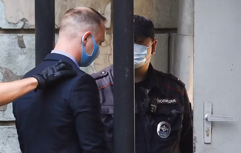 “Ông Safronov làm việc cho một trong các cơ quan đặc biệt của NATO khi thu thập và chuyển giao thông tin về hợp tác kỹ thuật quân sự, quốc phòng và an ninh của Liên bang Nga", thông cáo báo chí của FSB cho biết.