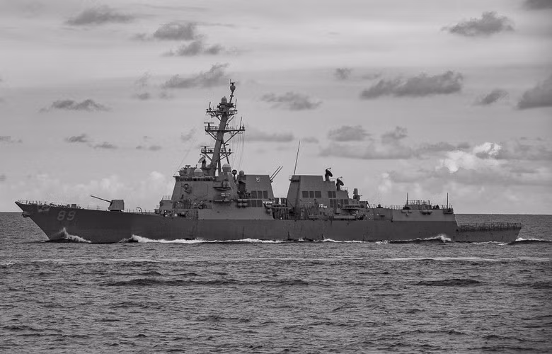 Tàu khu trục mang tên lửa dẫn đường USS Mustin (DDG-89) hộ tống phía sau tàu sân bay Reagan. Tàu khu trục này từng nhiều lần làm nhiệm vụ tuần hành tự do hàng hải qua eo biển Đài Loan.