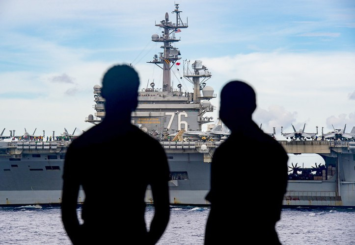 Có thời điểm có tới 4 siêu tàu sân bay Mỹ phải nằm bờ vì ảnh hưởng của dịch COVID-19. Điều này khiến năng lực tác chiến của hải quân Mỹ bị ảnh hưởng nghiêm trọng.