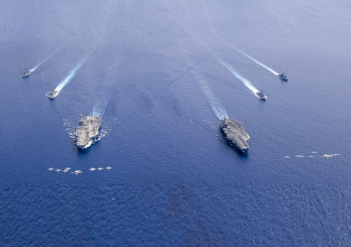 Ngoài việc điều máy bay ném bom, máy bay trinh sát, máy bay săn ngầm tuần thám thì Mỹ luôn có các đội tàu chiến tuần tra liên tục trên vùng biển này.