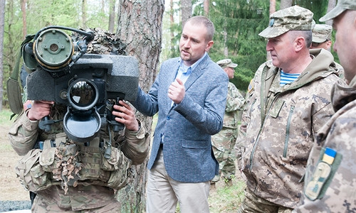 Trong chiến đấu, xạ thủ sẽ sử dụng hệ thống ngắm hồng ngoại trên khối điều khiển CLU để tìm kiếm, xác định mục tiêu sau đó chuyển sang hệ thống hồng ngoại độc lập của tên lửa để thiết lập khóa mục tiêu. Đặc biệt, xạ thủ có thể chọn 2 cách bắn gồm: bắn thẳng trực diện mục tiêu hoặc bắn bổ bổ nhào 45 độ tấn công nóc xe tăng – xe bọc thép (đấy là nơi bọc giáp mỏng nhất trên xe tăng).