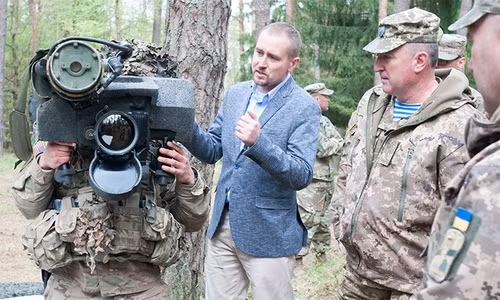 Trong chiến đấu, xạ thủ sẽ sử dụng hệ thống ngắm hồng ngoại trên khối điều khiển CLU để tìm kiếm, xác định mục tiêu sau đó chuyển sang hệ thống hồng ngoại độc lập của tên lửa để thiết lập khóa mục tiêu. Đặc biệt, xạ thủ có thể chọn 2 cách bắn gồm: bắn thẳng trực diện mục tiêu hoặc bắn bổ bổ nhào 45 độ tấn công nóc xe tăng – xe bọc thép (đấy là nơi bọc giáp mỏng nhất trên xe tăng).