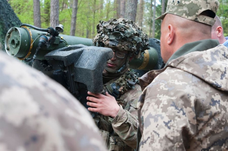 Điểm nhấn của Javelin ở hệ thống dẫn đường, đây là đạn tên lửa chống tăng đầu tiên trên thế giới sử dụng công nghệ đầu tự dẫn ảnh nhiệt. Với công nghệ này, sau khi ấn nút phóng, đạn tên lửa tự động bay tới mục tiêu mà không cần xạ thủ theo sát như thế hệ tên lửa chống tăng 1,2.