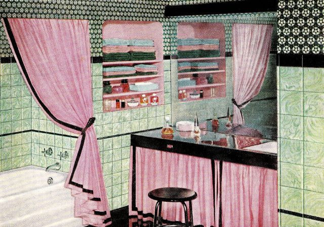 Một phòng tắm mang tông màu lãng mạn, có cả bàn trang điểm dành cho chị em phụ nữ. Ảnh: Vintag.