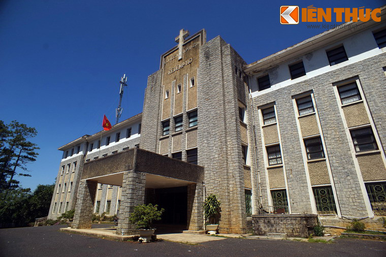 2. Nằm trong khuôn viên Viện Sinh học Tây Nguyên, giữa khu rừng thông xanh tươi, Bảo tàng Sinh học là một điểm đến hấp dẫn dành cho những người yêu thích thiên nhiên ở Đà Lạt. Tòa nhà bảo tàng có kiến trúc rất ấn tượng, từng là giảng đường của một tu viện hơn nửa thế kỷ trước.