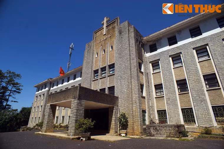 2. Nằm trong khuôn viên Viện Sinh học Tây Nguyên, giữa khu rừng thông xanh tươi, Bảo tàng Sinh học là một điểm đến hấp dẫn dành cho những người yêu thích thiên nhiên ở Đà Lạt. Tòa nhà bảo tàng có kiến trúc rất ấn tượng, từng là giảng đường của một tu viện hơn nửa thế kỷ trước.